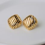 BRINCO BANHO OURO 18K ORELHA QUADRADA ARREDONDADO TRACEJADO VERTICAL  BASE LISA