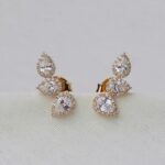 BRINCO BANHO OURO 18K ORELHA 3 GOTAS BORDA CRAVEJADA C/ ZIRCONIA