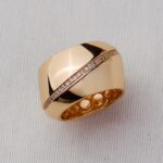 ANEL BANHO OURO 18K ABAULADO OCO GRANDE HASTE LISA C/ LINHA ZIRCONIA TRANSPASSADA T19