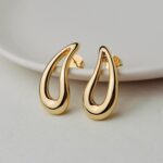 BRINCO BANHO OURO 18K GOTA ALONGADO VASADO HASTE FINA PONTUDA