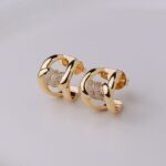 BRINCO BANHO OPURO 18K CURVADO 2 MEIA GOTA ENTRELAÇADA MEIO HASTE 2 TRANSPASSADA