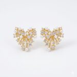 BRINCO BANHO OURO 18K CORAÇÃO CRAV C/ PEROLA PONTO DE LUZ HASTES LISAS