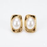 BRINCO BANHO OURO 18K BASE OVAL ORGANICA GRANDE MEIA PEROLA SHELL LONGA GRANDE