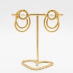 BRINCO BANHO OURO 18K ORELHA GEOMETRICO HASTE ESPIRAL E CENTRO PEROLA