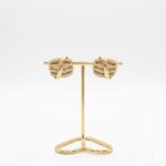 BRINCO BANHO OURO 18K ORELHA 4 HASTES HORIZONTAL CRAV C/ ZIRCONIA 1 TRANSVERSAL LISA