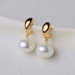 BRINCO BANHO OURO 18K ORELHA GOTA LONGA CURVADA LISO PINGENTE PEROLA SHELL ACHATADA