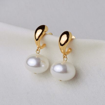 BRINCO BANHO OURO 18K ORELHA GOTA LONGA CURVADA LISO PINGENTE PEROLA SHELL ACHATADA