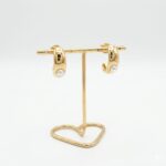 BRINCO BANHO OURO 18K CURVADO LONGO TIPO C OCO C/ PEROLA  FIXA HASTE LISA