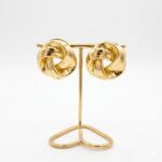 BRINCO BANHO OURO 18K LAÇO ENTRELAÇADO GRANDE LISO 2 HASTES FURO NO MEIO