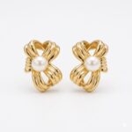 BRINCO BANHO OURO 18K 2 BASE TRACEJADA LADO A LADO LISO CENTRO 1 PEROLA